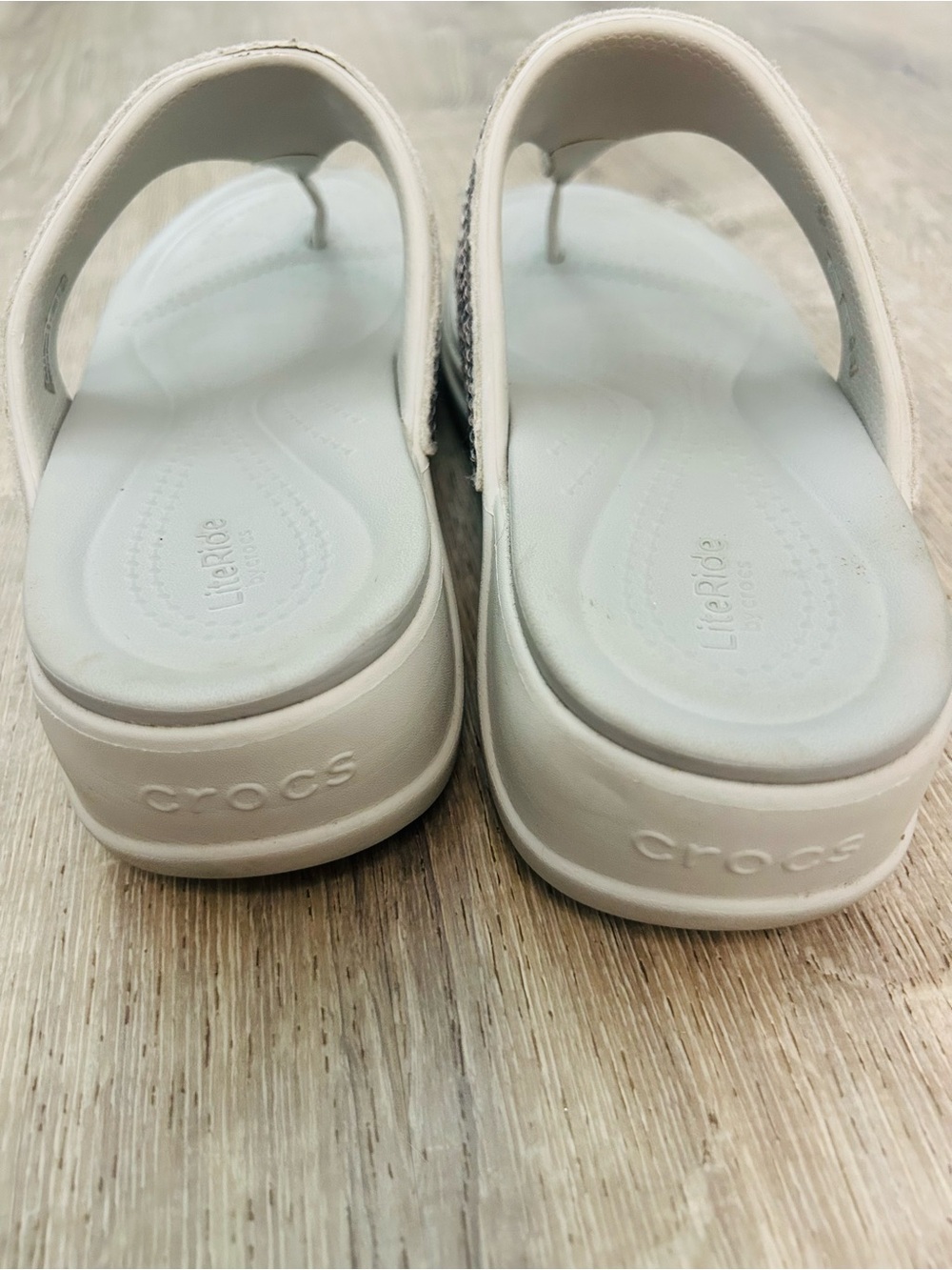 LiteRide by Crocs Silver Sequin Thong Sandals for Women - Light Gray Footbed 11 - Picture 4 of 6